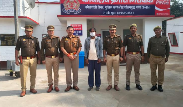 जेवर पुलिस ने जमीन के फर्जीवाड़े में 50 हजार रुपये के इनामी आरोपी को किया गिरफ्तार