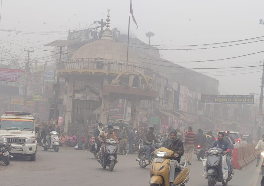 मुजफ्फरनगर में शीतलहर और कोहरे का 'तांडव', 31 दिसंबर तक रेड अलर्ट जारी, ट्रेनों की रफ्तार पर लगा ब्रेक