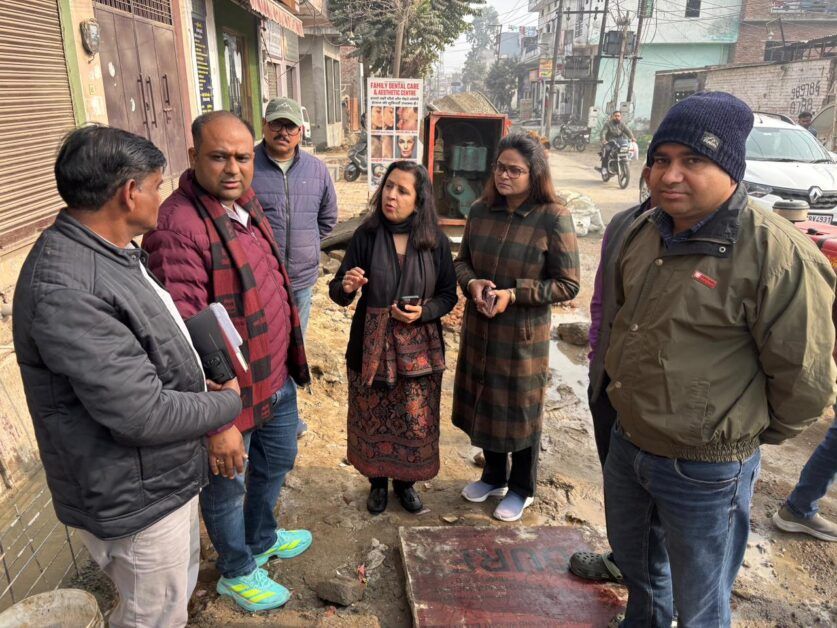 मुजफ्फरनगर न्यूज़; मुज़फ्फरनगर में मीनाक्षी स्वरुप ने किया नाला निर्माण कार्य का निरीक्षण, मानकों में खामी पर ठेकेदार को फटकार