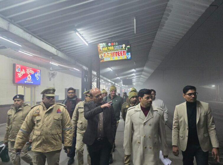 मुजफ्फरनगर में कड़ाके की ठंड में आधी रात स्टेशन पहुंचे डीएम, बेसहारा लोगों को रैन बसेरों में भेजने के सख्त निर्देश