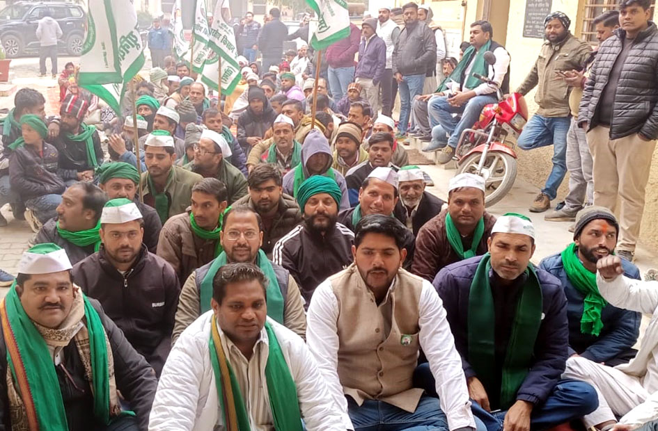 सहारनपुर: भाकियू (तोमर) ने डीएम को घेरा; व्यापारियों से अवैध उगाही और गन्ना भुगतान को लेकर दी बड़े आंदोलन की चेतावनी