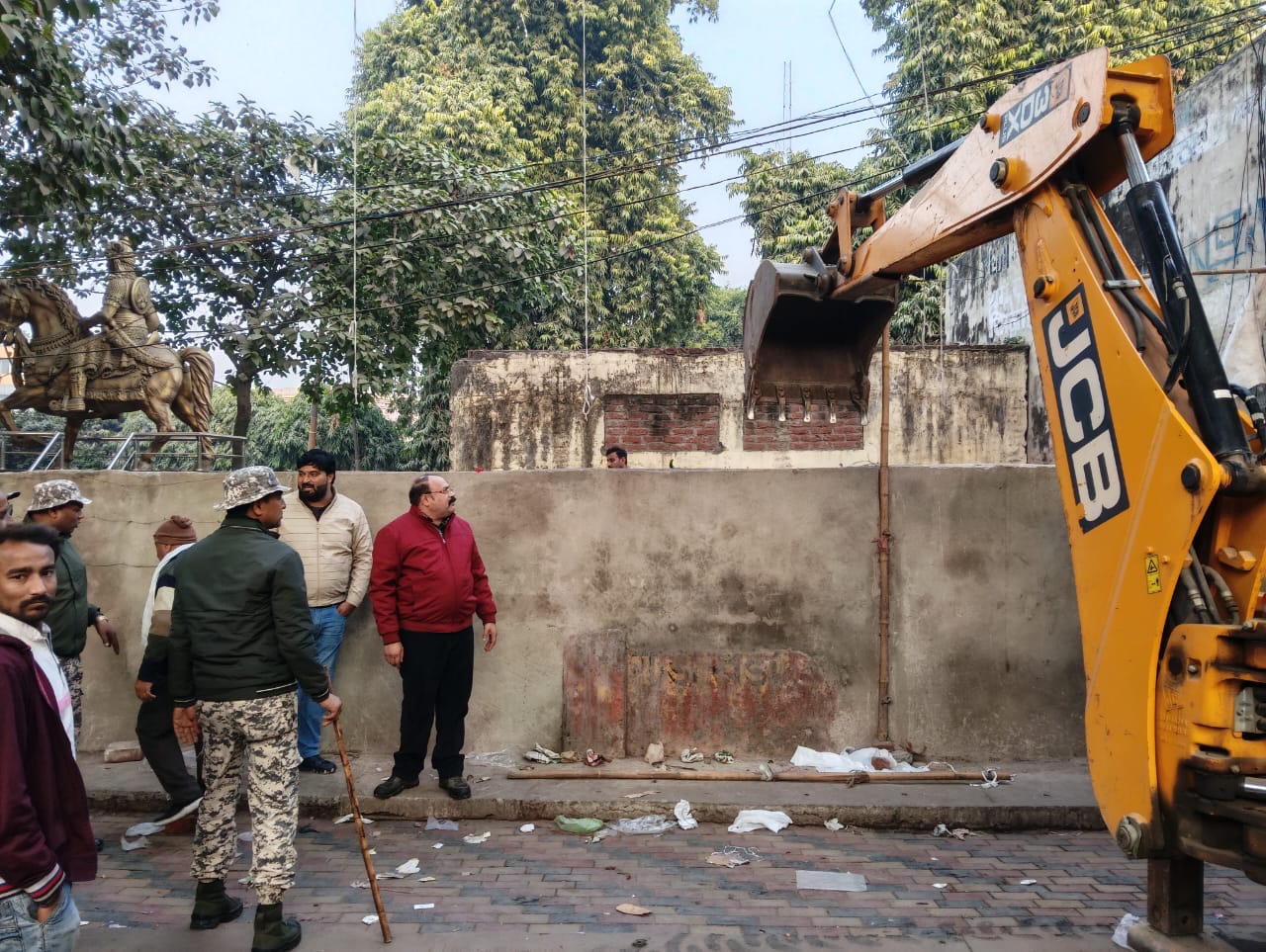 बरेली: जिला अस्पताल रोड पर बुलडोजर गरजा, अवैध अतिक्रमणकारियों में मची भगदड़, 19 हजार का जुर्माना ठोका