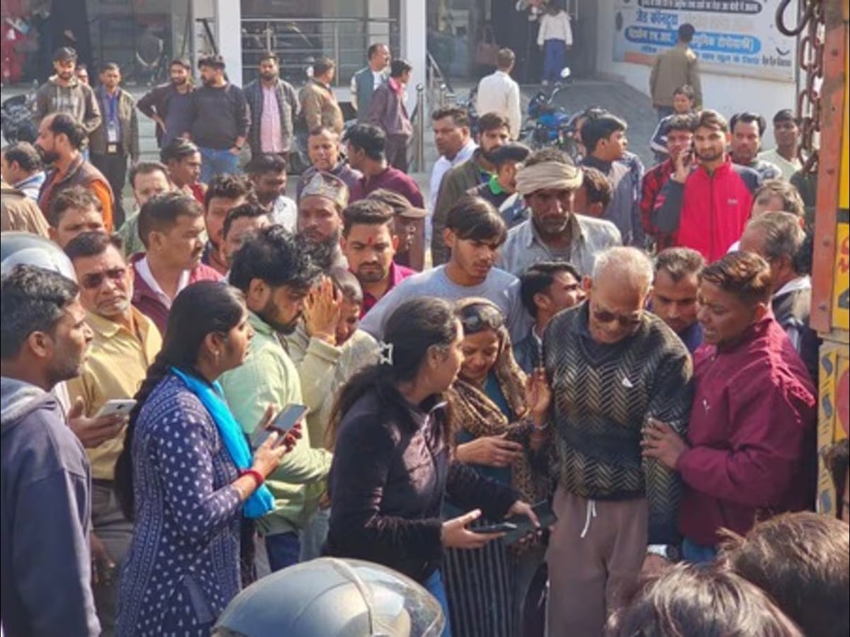 बरेली : नो एंट्री जोन में ट्रक काे प्रवेश देने के मामले में चार पुलिसकर्मी निलंबित, हादसे में हुई थी महिला की माैत