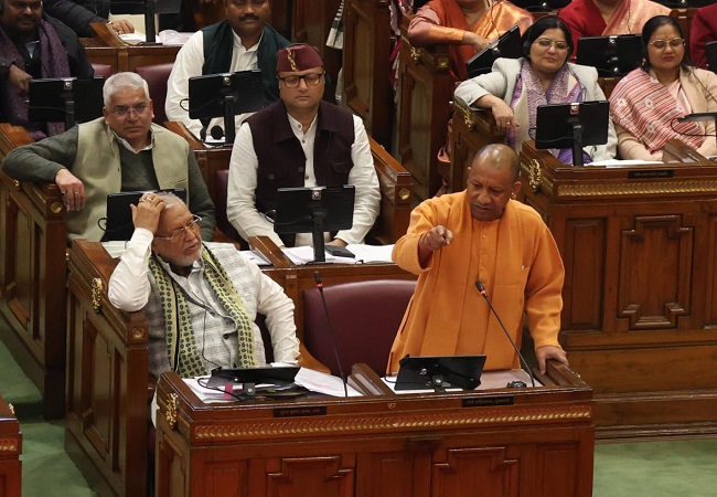 मुख्यमंत्री योगी ने सदन में दिखाई अखिलेश के साथ कोडिन कफ सिरप से जुड़े आरोपित अमित यादव की फोटो