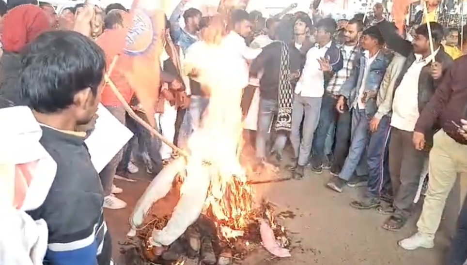 बांग्लादेश में हिंदू समुदाय पर हिंसा के विरोध में प्रदर्शन, पुतला फूंका