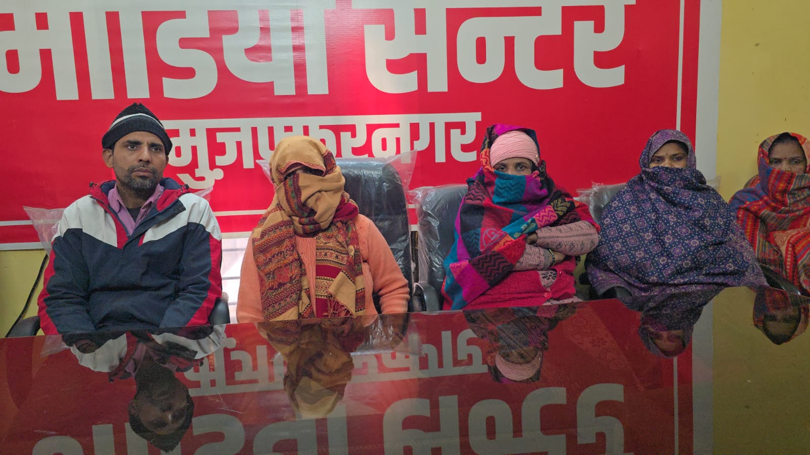 मुजफ्फरनगर: प्रेस वार्ता में फफक कर रो पड़ी महिला, नई मंडी पुलिस पर घर में घुसकर लूटपाट का आरोप; CM योगी से मांगी मदद