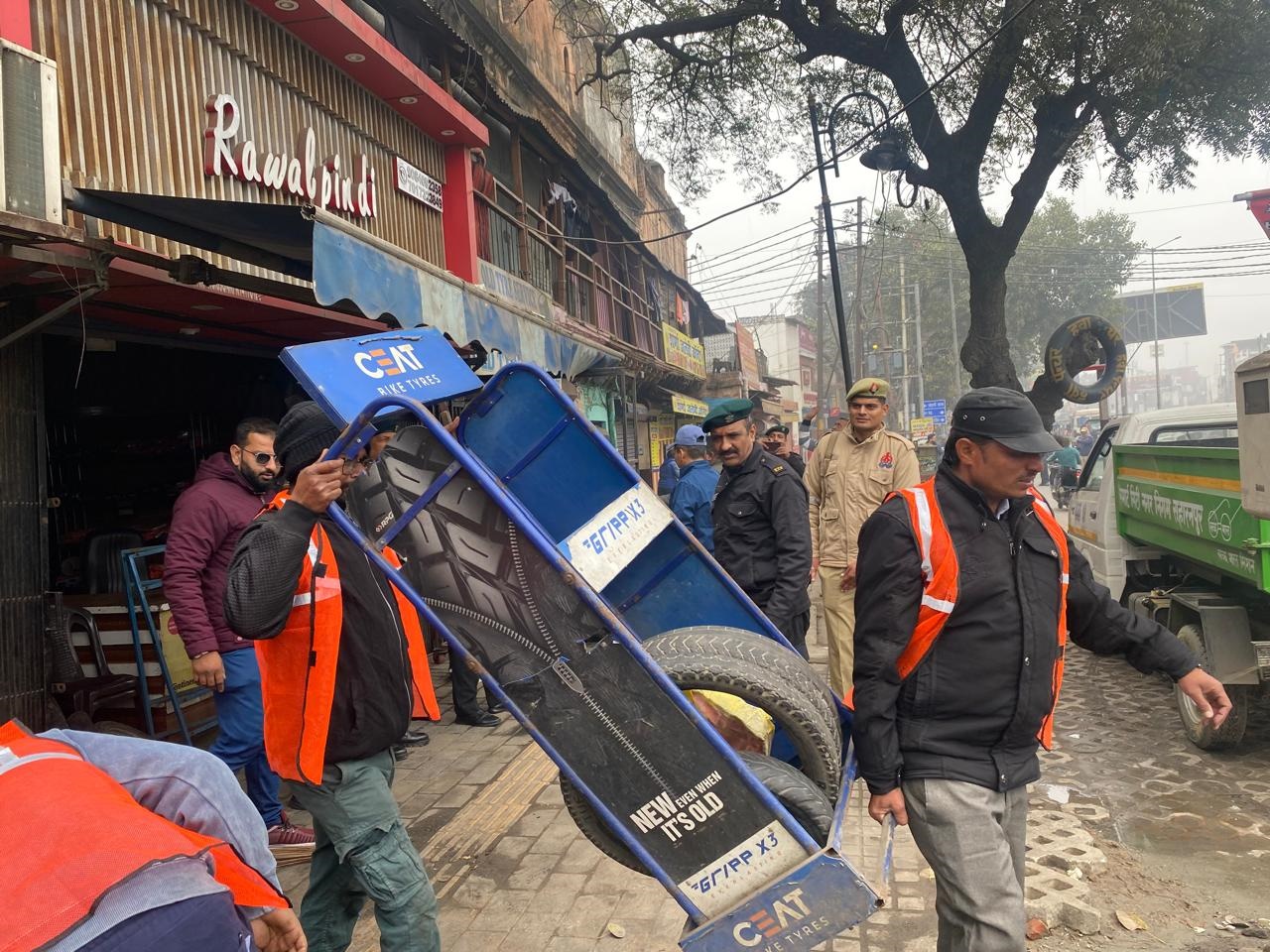 सहारनपुर: नगर निगम का दूसरे दिन भी 'बुलडोजर' एक्शन, घंटाघर से जामा मस्जिद तक हटा अवैध कब्जा; भारी जुर्माना वसूला