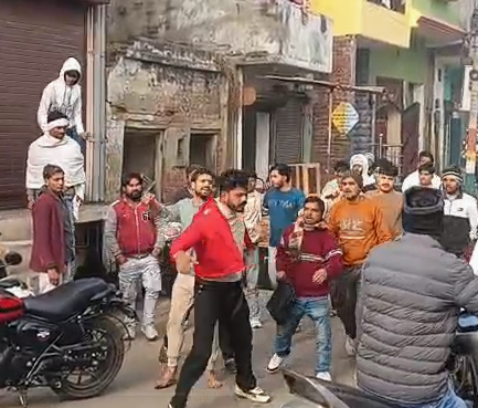 शामली में रंजिश के चलते टिफिन सप्लाई कर लौट रहे युवक पर बेरहमी से हमला, वीडियो वायरल  