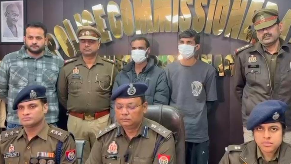 नोएडा पुलिस ने घरों और भीड़-भाड़ वाली जगहों से कीमती सामान चुराने वाले दो शातिर चोर गिरफ्तार किए
