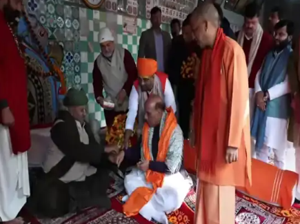 अयोध्या में ऐतिहासिक दिन! हनुमानगढ़ी पहुंचे रक्षा मंत्री राजनाथ सिंह और CM योगी!