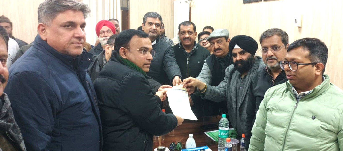 परिवहन विभाग में भ्रष्टाचार के खिलाफ व्यापारियों का हल्लाबोल: आरटीओ को सौंपा सीएम के नाम ज्ञापन, फिटनेस सेंटर और डीएल प्रक्रिया पर उठाए सवाल