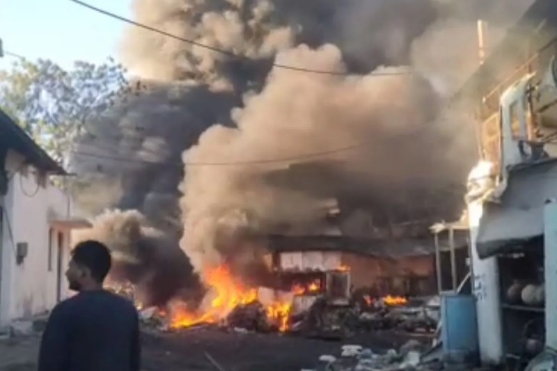 जोधपुर में भीषण अग्निकांड: कबाड़खाने में लगी आग से मचा हड़कंप; 10 दमकलों ने घंटों की मशक्कत के बाद पाया काबू