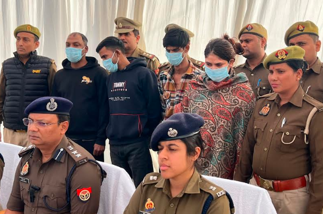 नोएडा में एनसीआर क्षेत्र में चोरी करने वाले 4 बदमाशों को महिला समेत किया गिरफ्तार