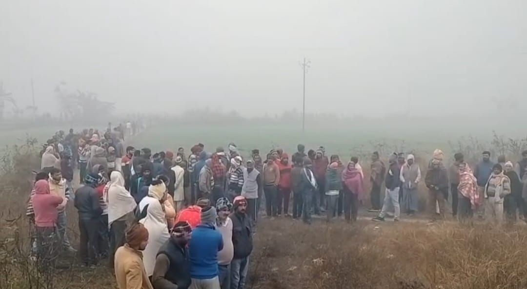 खौफनाक वारदात: दावत खाने गए युवक की निर्मम हत्या, खेत में मिला शव; इलाके में तनाव