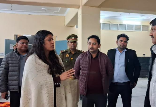 नोएडा में शीतलहर के बीच डीएम ने रैन बसेरों का औचक निरीक्षण किया