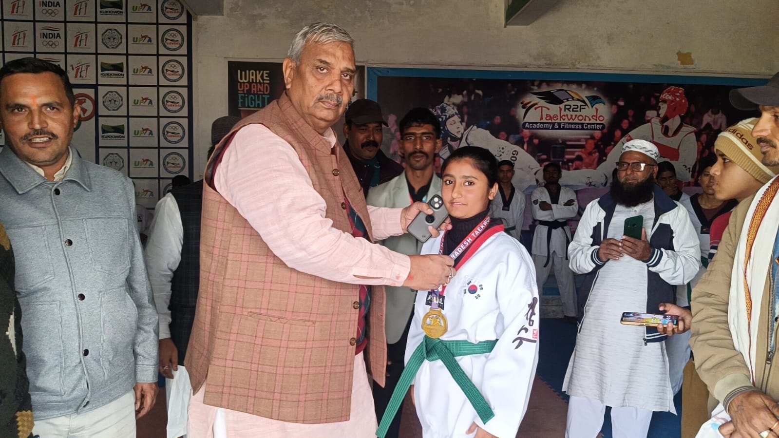 मुजफ्फरनगर में सांसद ने ताइक्वांडो खिलाड़ियों का किया सम्मान, वंदे मातरम बहस पर जताई आपत्ति