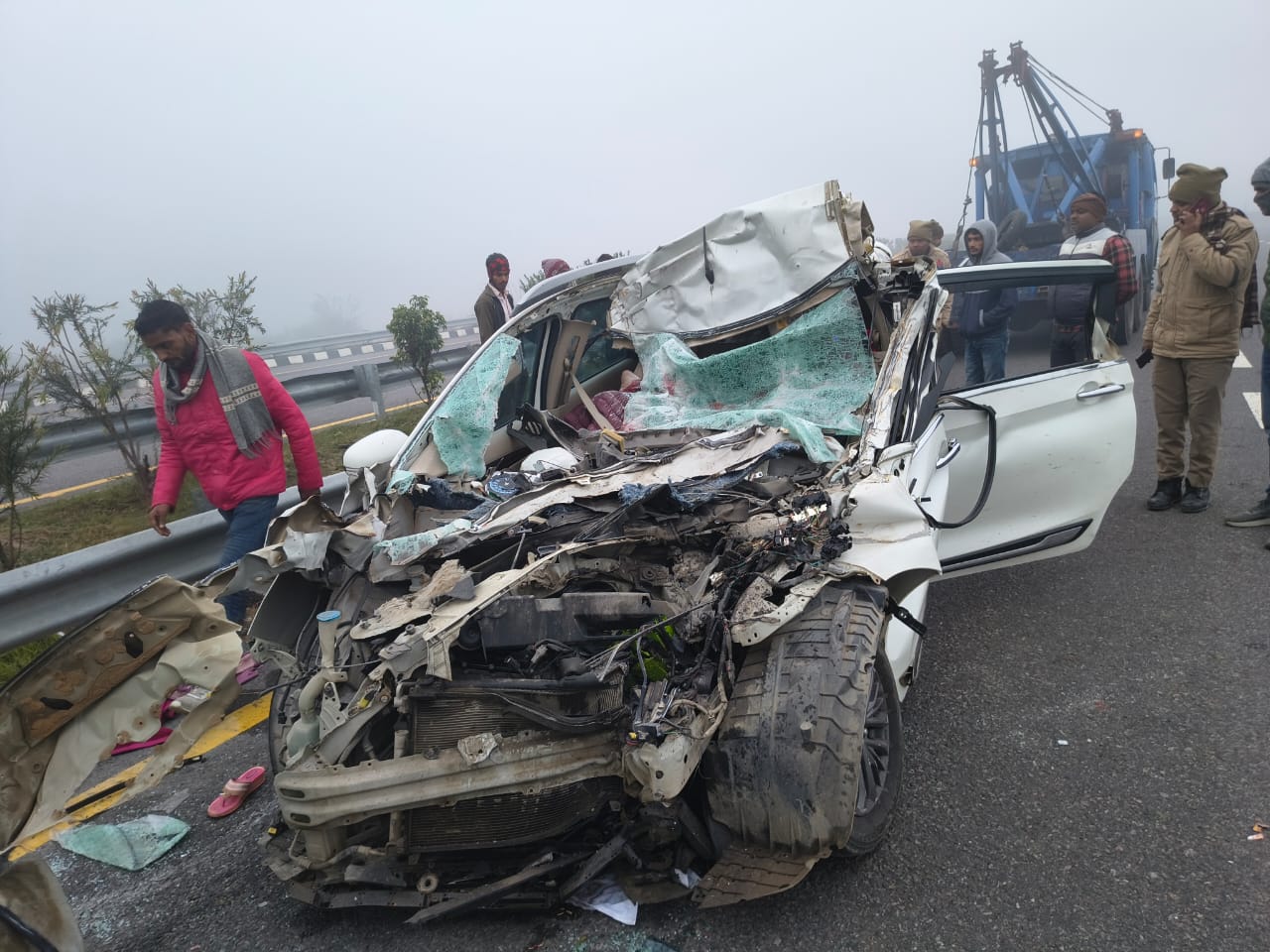 पूर्वांचल एक्सप्रेसवे पर सड़क हादसा, पिता-पुत्र समेत तीन की मौत