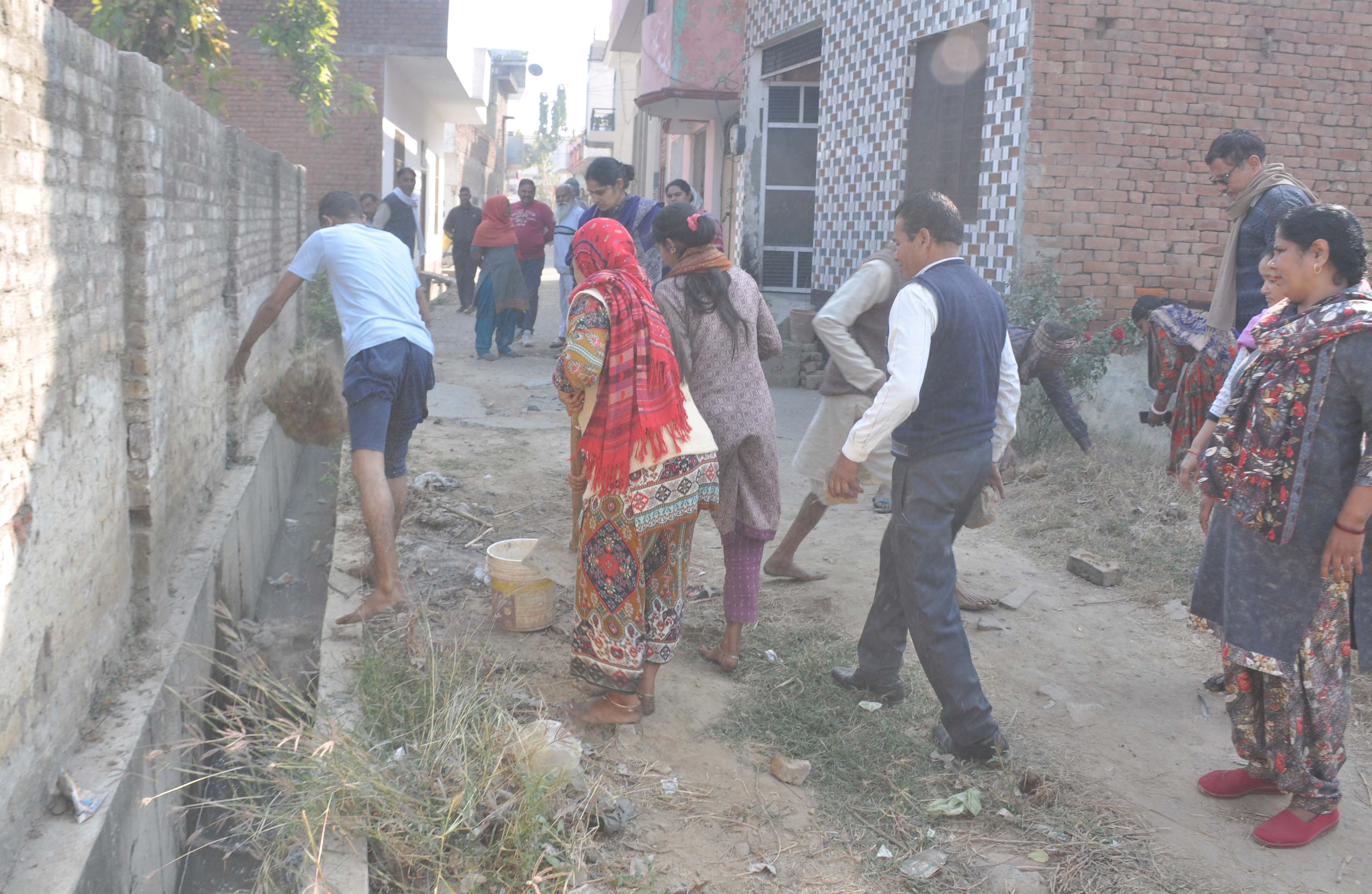 शामली: कौशांबी विहार में जलभराव के खिलाफ नागरिकों का प्रदर्शन, नाले की निकासी बंद