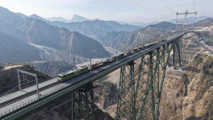 भारतीय सेना ने एक विशेष सैन्य ट्रेन के माध्यम से कश्मीर घाटी में टैंक, तोपें और इंजीनियरिंग उपकरण सफलतापूर्वक पहुंचाए