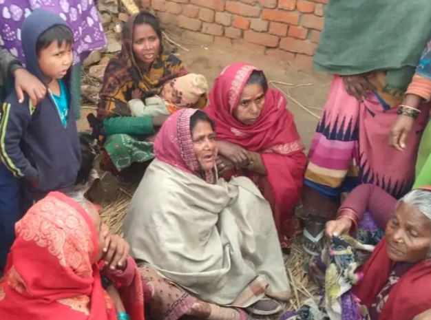 उत्तर प्रदेश के रायबरेली में बड़ा हादसा.. मिट्टी का टीला धंसने से चार मजदूर दबे, दो की मौत