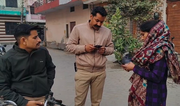 मुजफ्फरनगर: तीन महीने से ससुराल के बाहर धरने पर बैठी विवाहिता, न्याय की राह तलाश रही