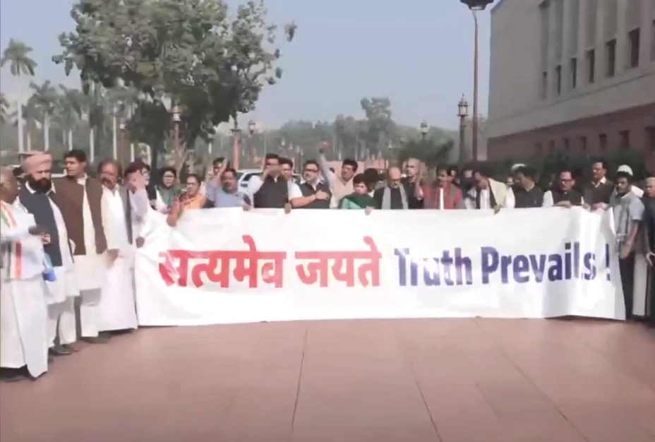 नेशनल हेराल्ड मामले में अदालत के फैसले के बाद विपक्षी सांसदों ने किया संसद भवन परिसर में प्रदर्शन..पीएम मोदी से माफी व इस्तीफे की मांग 