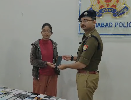 नए साल से पहले गाजियाबाद पुलिस ने 246 मोबाइल लौटाकर लोगों के चेहरे पर लौटाई मुस्कान