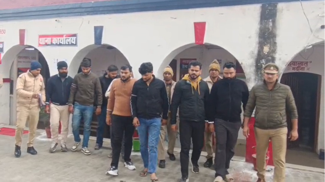 फिरोजाबाद में हाइवे पर कारों से कर रहे थे स्टंटबाजी, पुलिस ने 8 आराेपिताें काे किया गिरफ्तार