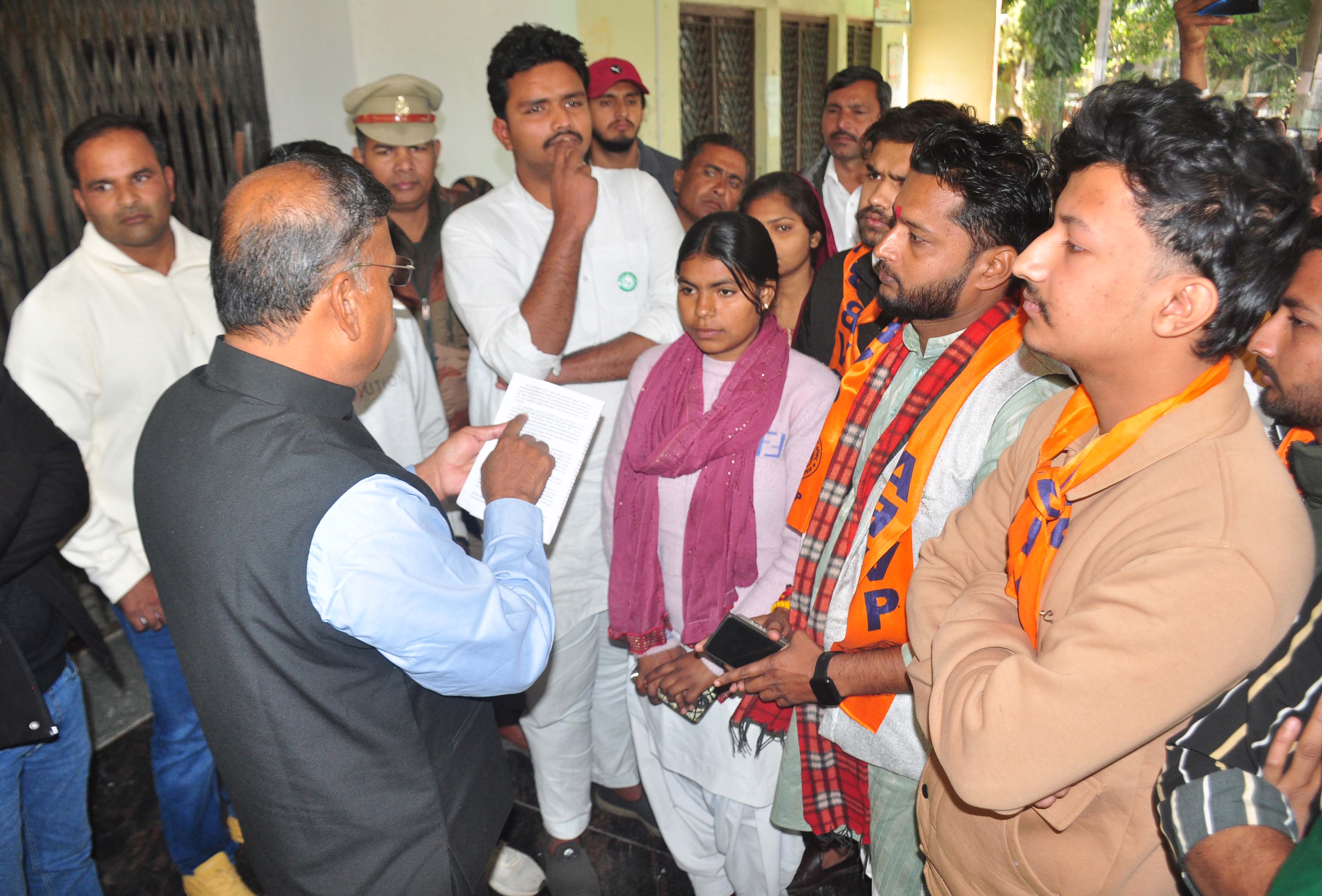 शामली: छात्रा को पेपर न दिलाने पर छात्र नेताओं का हंगामा, कॉलेज गेट पर तालाबंदी