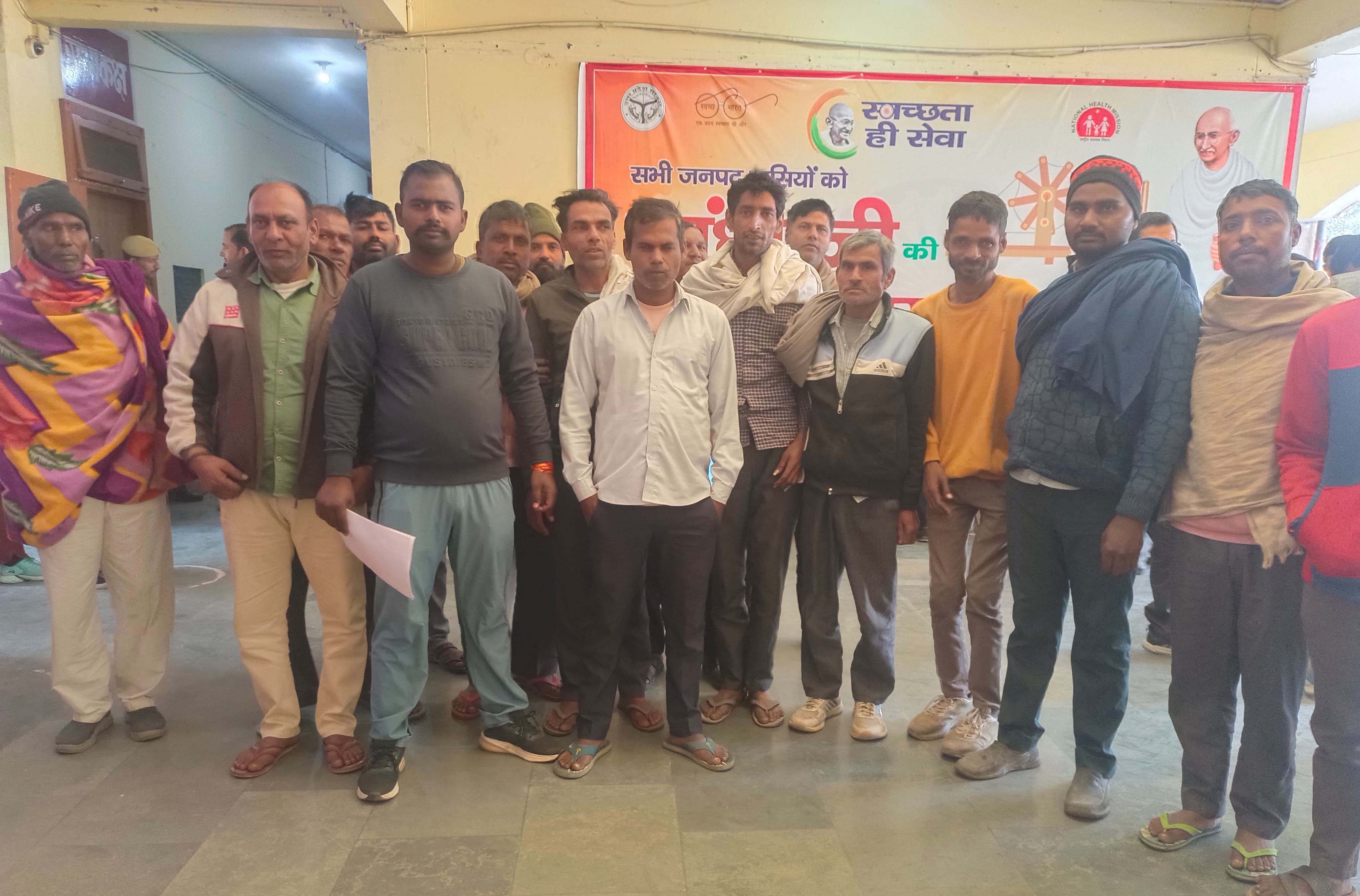 शामली में ग्रामीणों ने राशन डीलर के खिलाफ शिकायत दर्ज कराई, दो माह से वितरण नहीं