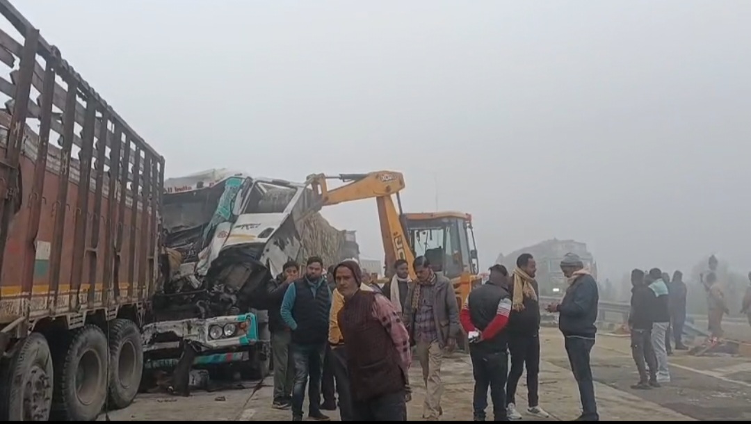 अमेठी: लखनऊ-वाराणसी हाईवे पर भीषण हादसा; ट्रक पलटने से एक के बाद एक टकराए 7 वाहन, 2 की मौत, 16 घायल