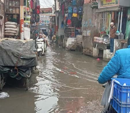 शामली कबाड़ी बाजार में नाले चॉक होने से जलभराव की समस्या
