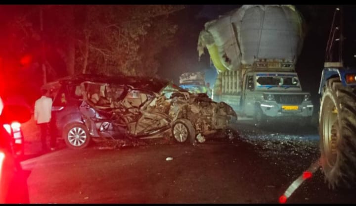 बाराबंकी में अर्टिगा कार और ट्रैक्टर-ट्रॉली की भीषण टक्कर, एक की मौत, कई घायल