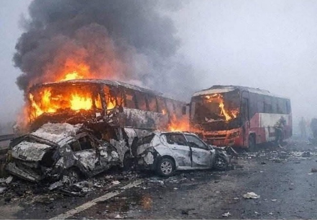 मथुरा में यमुना एक्सप्रेसवे हादसे में दस वाहनों के टक्कर के बाद लगी आग.. 13 जिंदा जले, 70 झुलसे