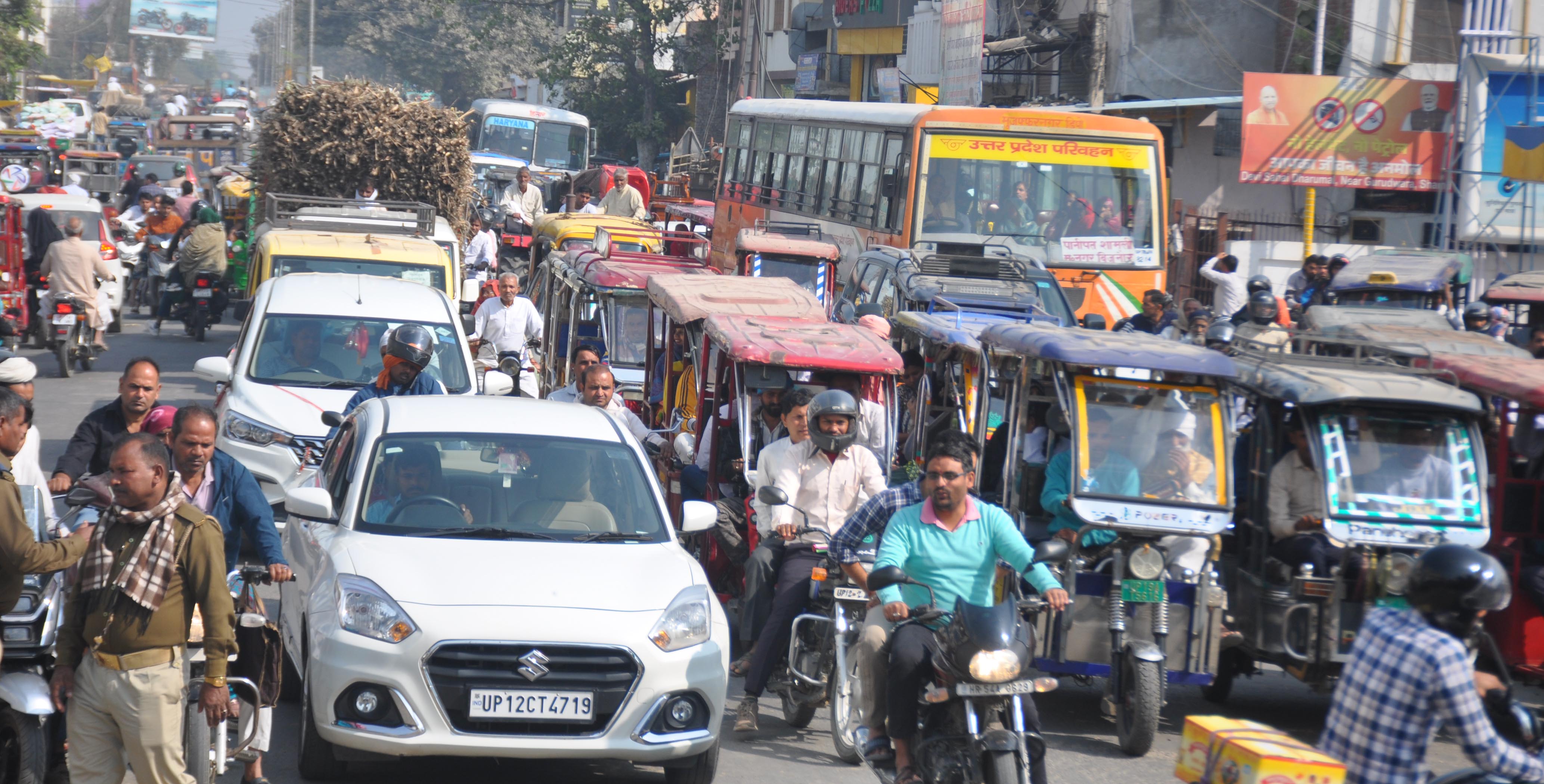 शामली: धीमानपुरा रेलवे फाटक बंद होने से भीषण जाम, नागरिकों ने ओवरब्रिज निर्माण की मांग की