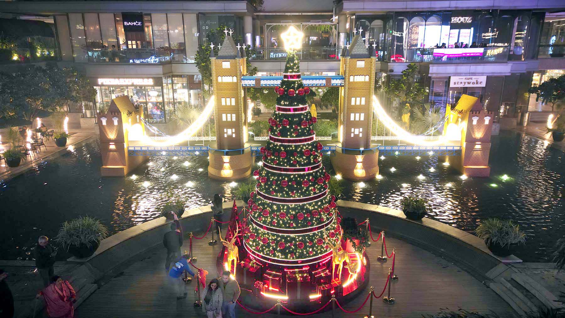 गुरुग्राम के वर्ल्डमार्क में क्रिसमस पर दिखा लंदन जैसा नजारा..लोगों में लगी सेल्फी लेने की होड़