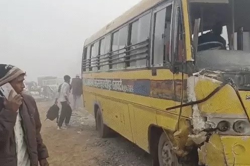 घने कोहरे ने बढ़ाई मुश्किलें, सीकर में स्कूल बस–एंबुलेंस की टक्कर, चालक की मौत