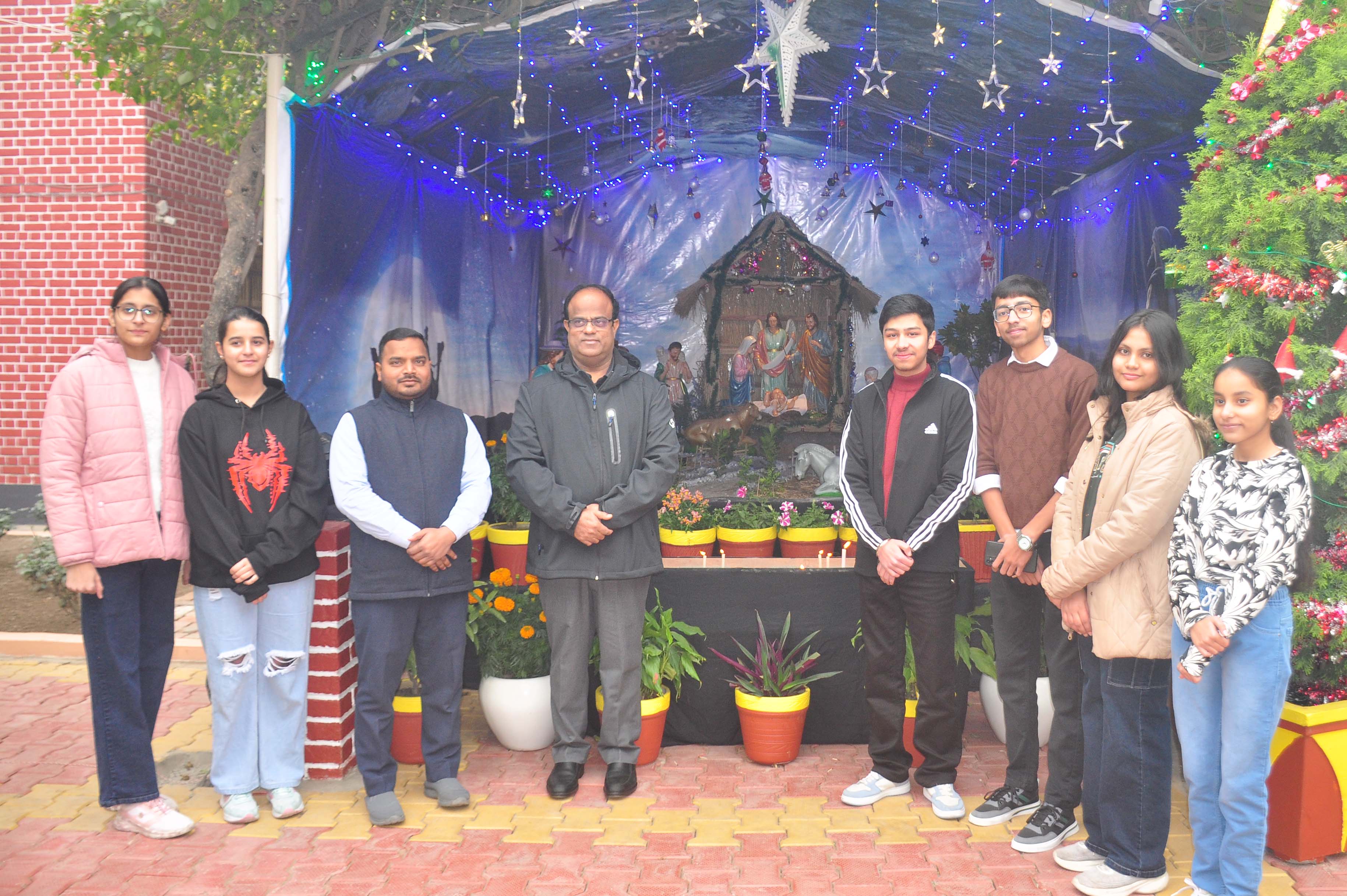 शामली में सेंट फ्रांसिस चर्च में धूमधाम से मनाया गया क्रिसमस, भक्तों ने किया प्रभु यीशु का जन्मदिन उत्साहपूर्वक