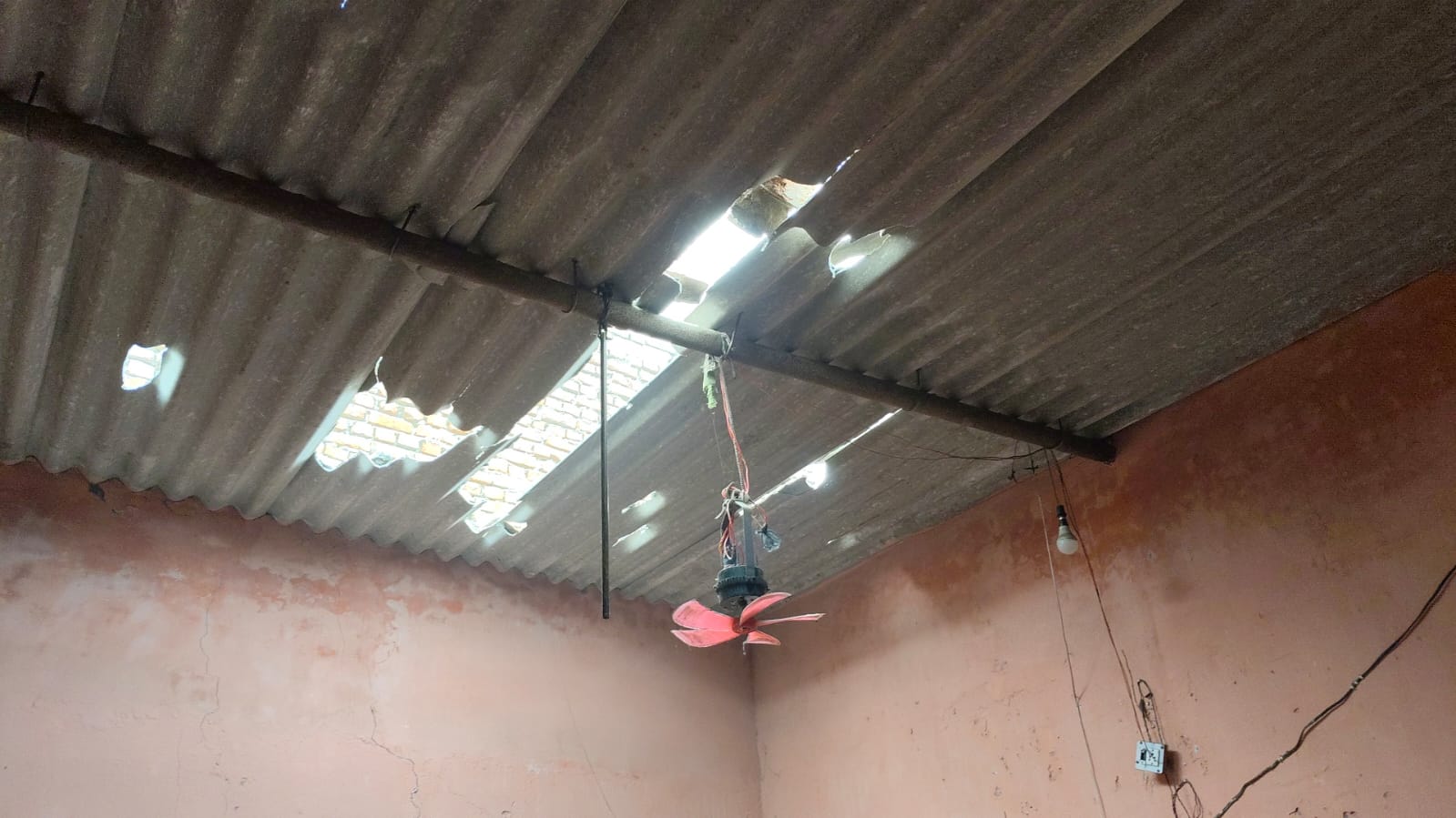 मुजफ्फरनगर में 2 लाख 20 हजार मेगावाट विद्युत लाइन का पोल गिरा, तीन मकान क्षतिग्रस्त, एक घायल