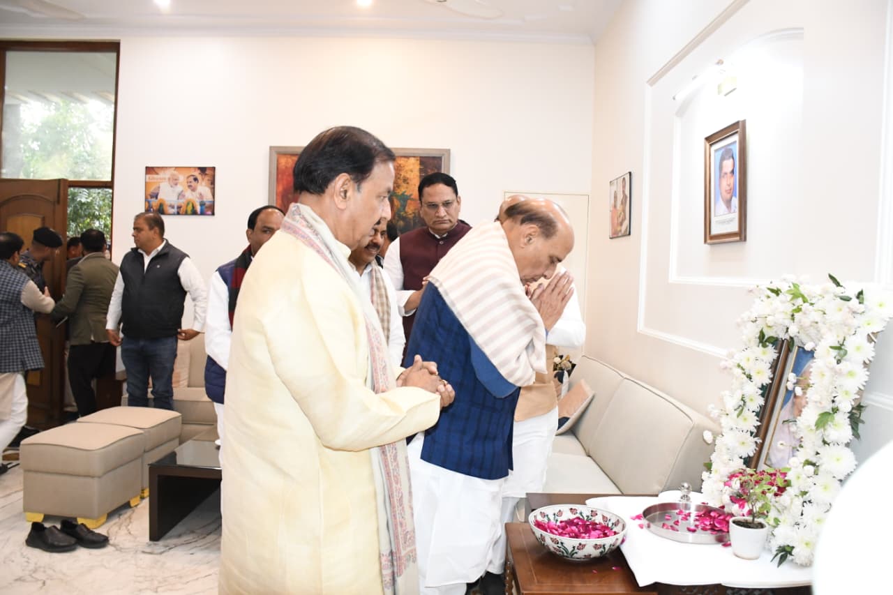 नोएडा में गणमान्यों का तांता: रक्षा मंत्री राजनाथ सिंह और नितिन गडकरी ने सांसद डॉ. महेश शर्मा की माँ को दी श्रद्धांजलि