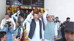 मनरेगा का नाम बदलने के विरोध में कांग्रेस विधायक दल ने विधानसभा परिसर में गांधी प्रतिमा के पास किया प्रदर्शन