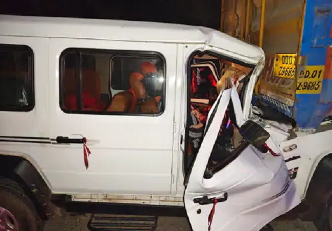 मध्य प्रदेश: मैहर में कंटेनर में पीछे से घुसी श्रद्धालुओं की गाड़ी, चार की मौत व 12 घायल