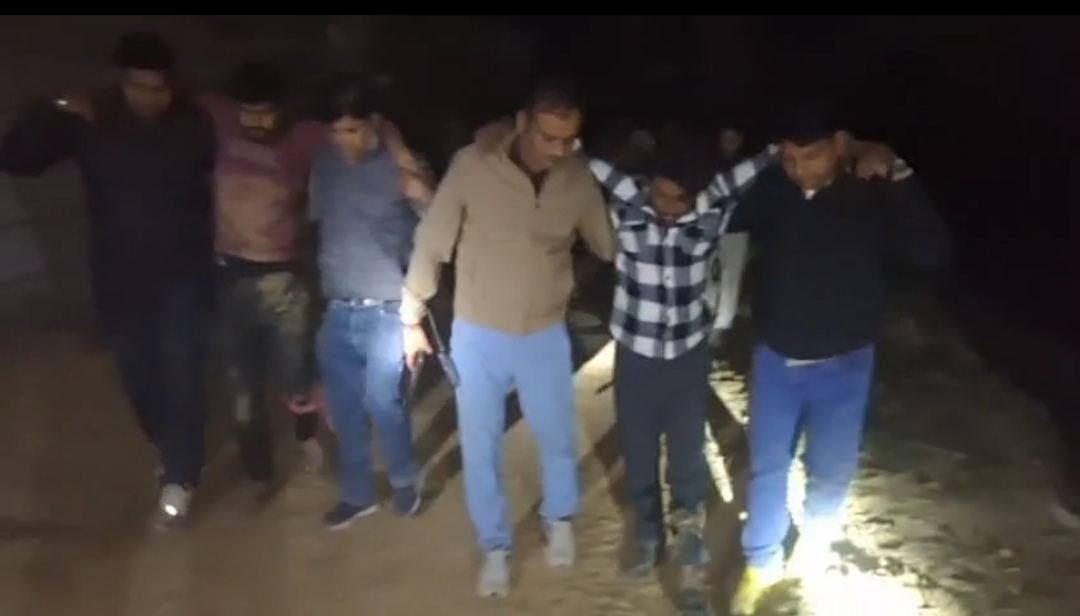 बुलंदशहर में पुलिस मुठभेड़: कोर्ट से लौट रहे युवक को गोली मारने वाले तीन बदमाश गिरफ्तार, दो घायल