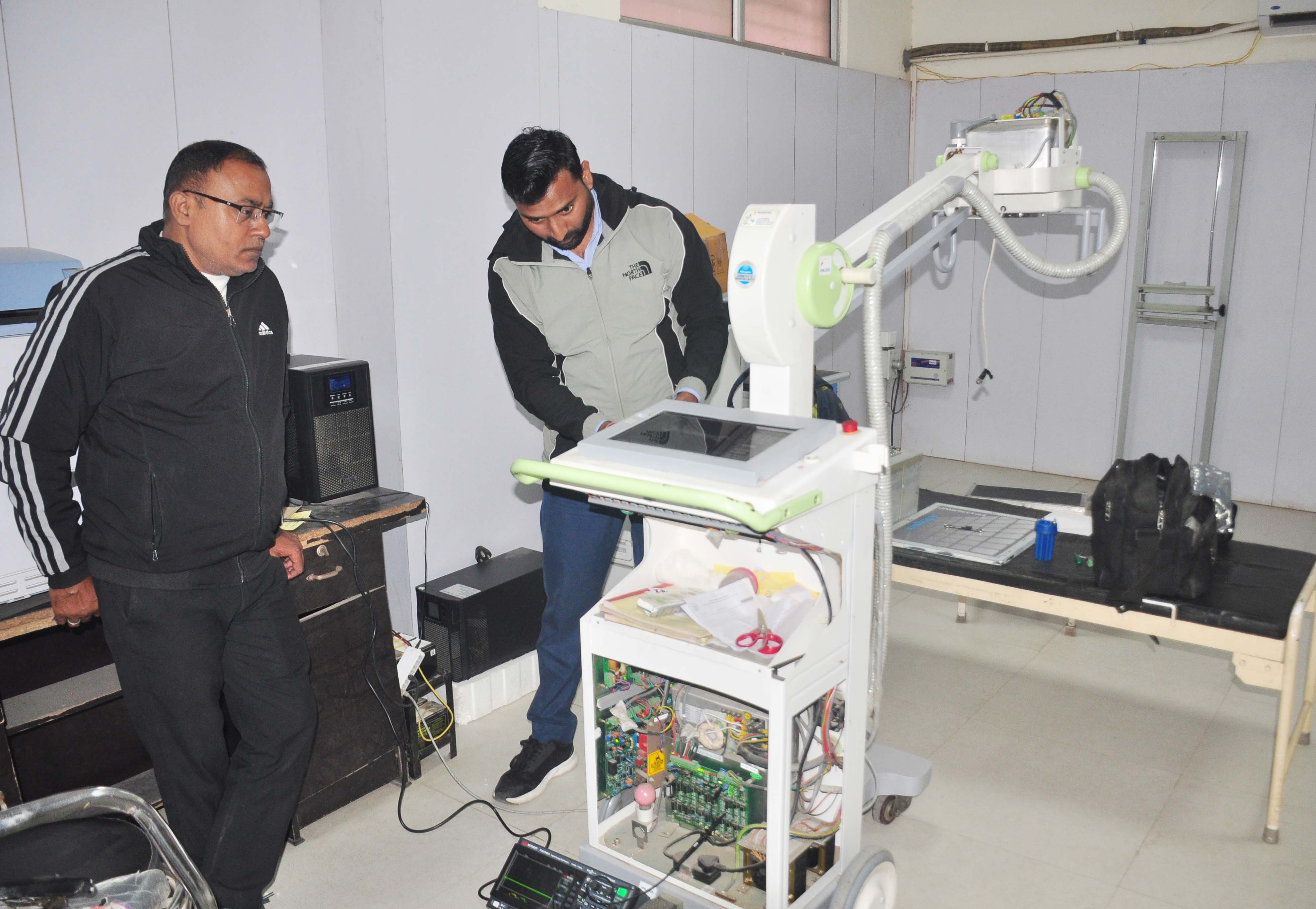 शामली जिला अस्पताल की एक्सरे मशीन खराब, मरीजों की भीड़ लगी