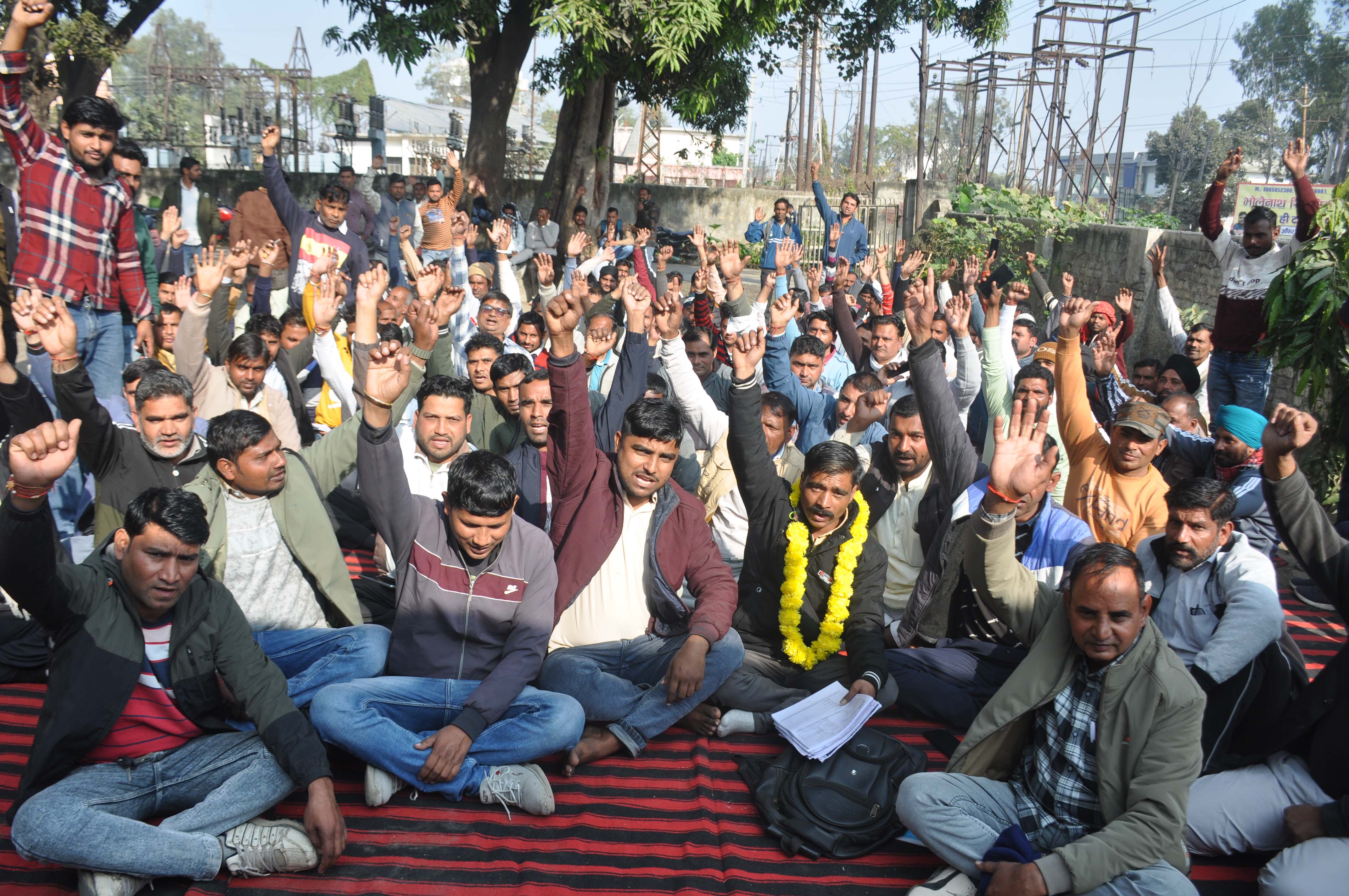 शामली: संविदा कर्मचारियों का वेतन व सेवा समस्याओं को लेकर धरना-प्रदर्शन