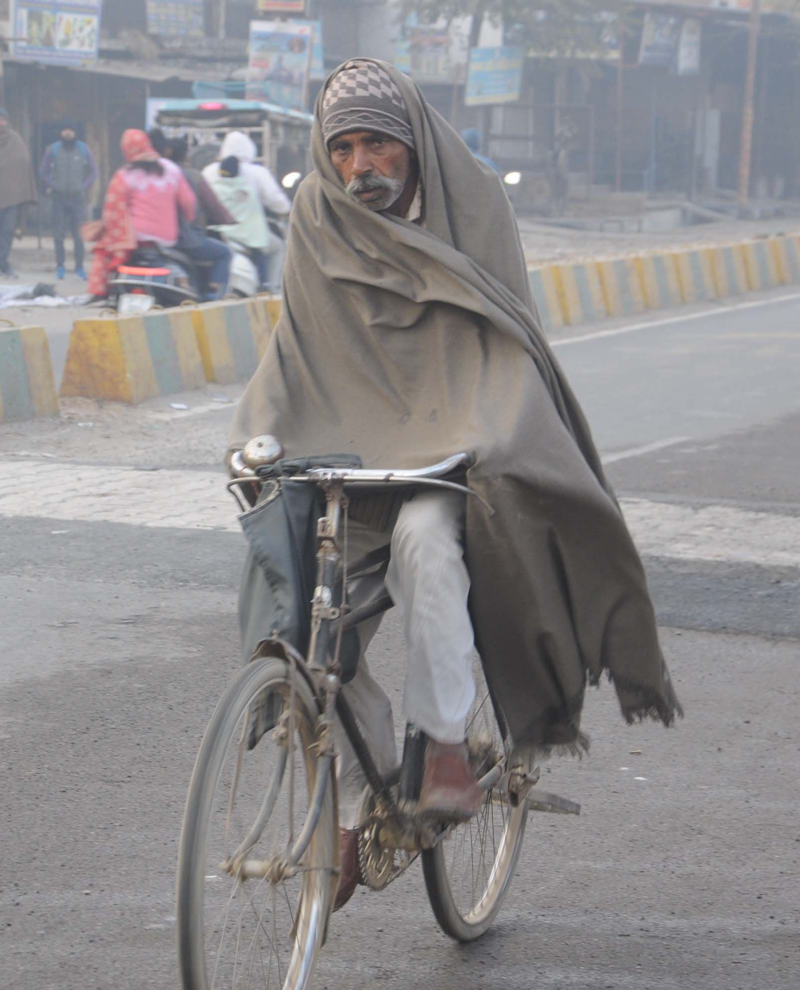 शामली: ठंड का प्रकोप, शहर में अलाव न होने से राहगीरों और मजदूरों को भारी परेशानी
