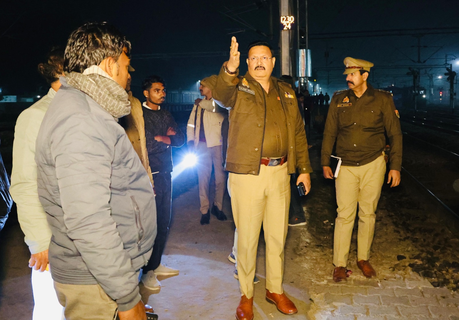 शाहजहांपुर में बड़ा रेल हादसा: ट्रेन की चपेट में आने से 5 लोगों की दर्दनाक मौत; कोहरे ने मचाई तबाही