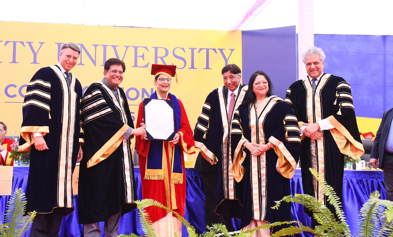 नोएडा: एमिटी विश्वविद्यालय दीक्षांत समारोह में पीयूष गोयल ने छात्रों को दी देशभक्ति और सफलता की सीख