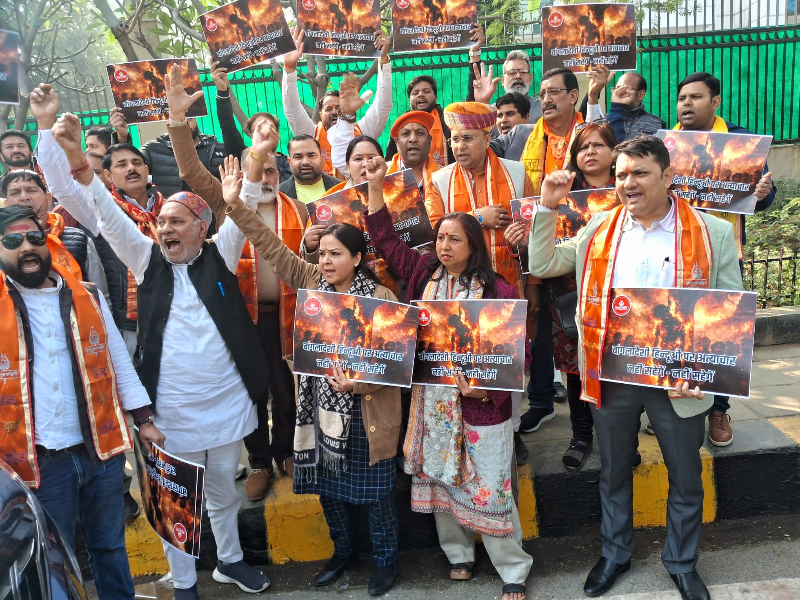 दिल्ली: बांग्लादेश उच्चायोग के बाहर VHP का भारी बवाल; हिंदू युवक की हत्या के खिलाफ तोड़े बैरिकेड्स, कई हिरासत में