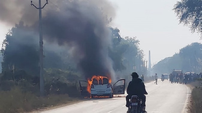 मथुरा में टला बड़ा हादसा: चलती कार बनी आग का गोला, कार सवारों ने कूदकर बचाई अपनी जान